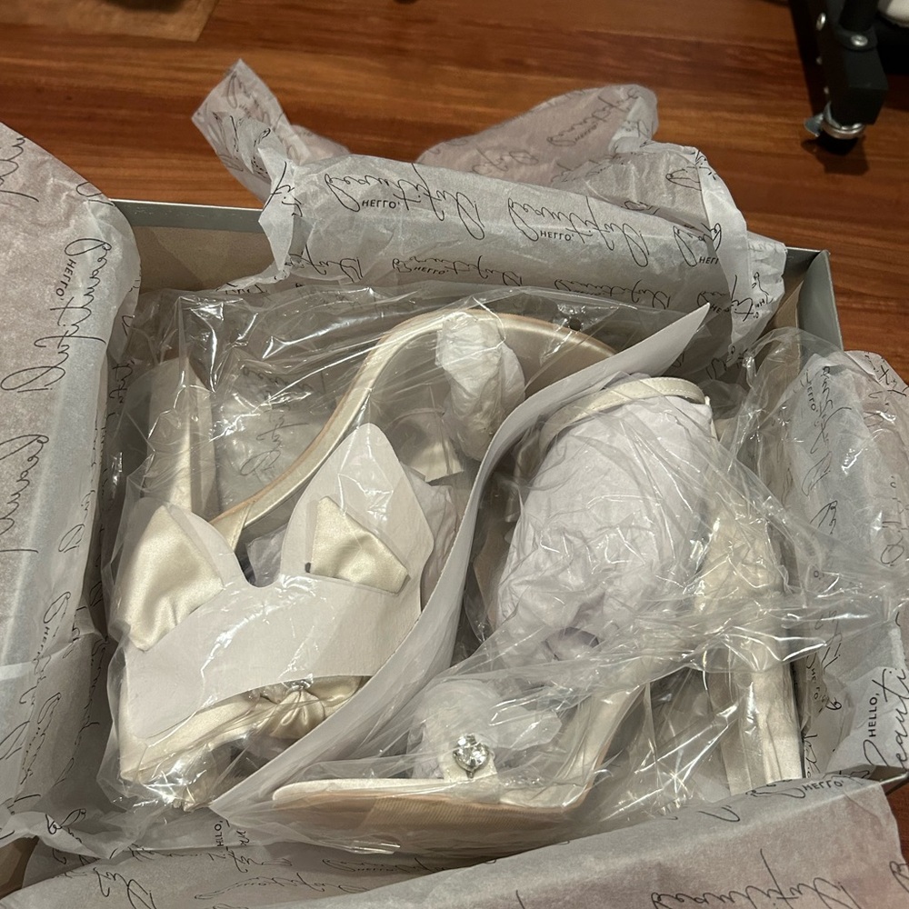 NIB Bridal Bachelorette Heels! Oleg Cassini Ankle Bow Crystal Strap Block Heels🤍 - Picture 7 of 7